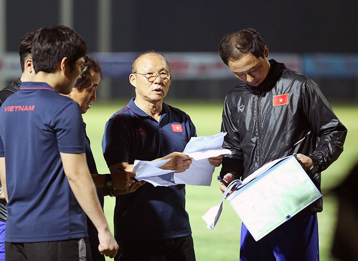 HLV Park Hang Seo và các học trò có thể di chuyển tới UAE sớm để chuẩn bị cho Vòng loại thứ 2 World Cup 2022. (ảnh Tuấn Trần)
