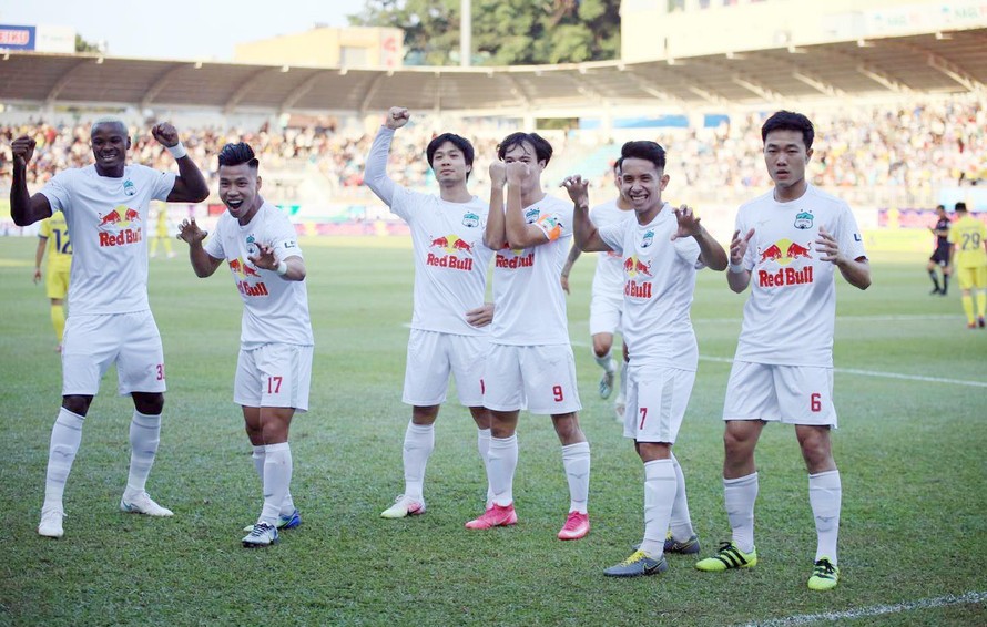 HAGL giành chiến thắng thứ 5 liên tiếp ở LS V-League 2021 khi đánh bại Nam Định 4-3. (ảnh Hữu Phạm)