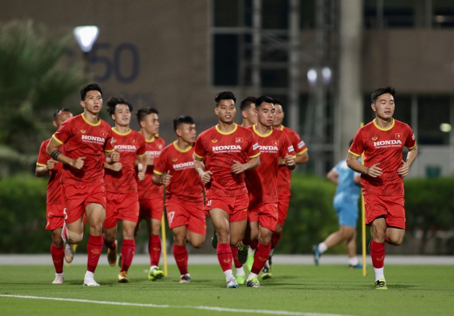 Đội tuyển Việt Nam tập luyện ngay hôm đầu tới UAE. (ảnh Hữu Phạm)