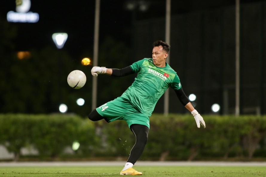 Bùi Tấn Trường sẽ thay thế Đặng Văn Lâm làm thủ môn số 1 của tuyển Việt Nam tại Vòng loại thứ 2 World Cup 2022? (ảnh Hữu Phạm từ UAE)