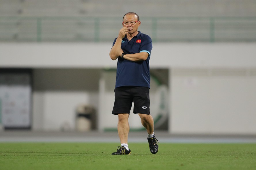 HLV Park Hang Seo lo lắng chiến thuật của đội tuyển Việt Nam đã bị lộ trước các đối thủ. (ảnh Hữu Phạm từ UAE)