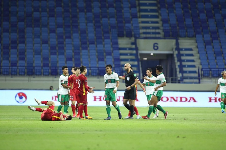 Indonesia sử dụng lối chơi quyết liệt để ngăn chặn đội tuyển Việt Nam. (ảnh Hữu Phạm từ UAE)