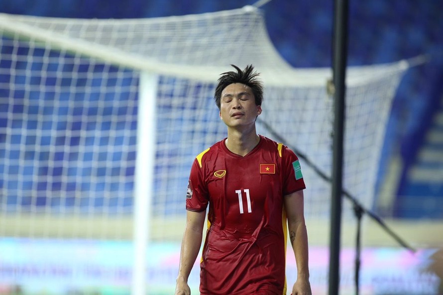 Tuấn Anh rời sân sớm ở trận đấu với Indonesia vì chấn thương. (ảnh Hữu Phạm)