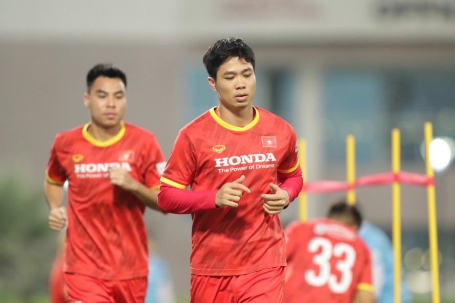 Công Phượng sẽ phải hy sinh xuất chính thức để tăng cường khả năng phòng thủ cho đội tuyển Việt Nam trước UAE? (ảnh Hữu Phạm từ UAE)