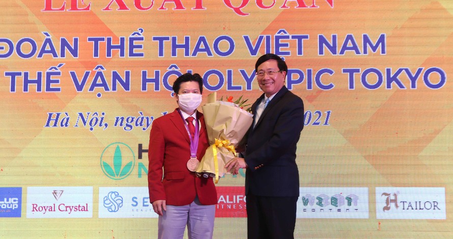 Phó Thủ tướng Chính phủ Phạm Bình Minh trao huy chương Thế vận hội Olympic London 2012 cho Trần Lê Quốc Toàn. (ảnh Lượng Quý)