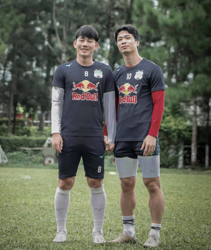 Minh Vương và Công Phượng vừa chơi tốt trong màu áo tuyển Việt Nam ở Vòng loại thứ 2 World Cup 2022. (ảnh FBNV)