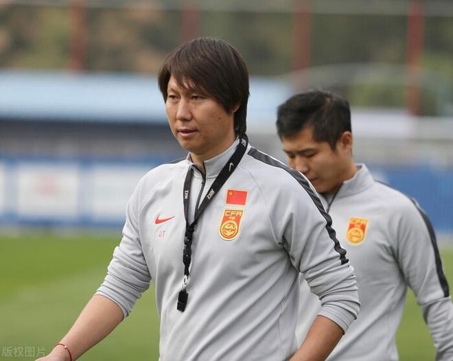 HLV Li Tie sẽ vất vả hơn khi đội tuyển Trung Quốc không được thi đấu trên sân nhà. 