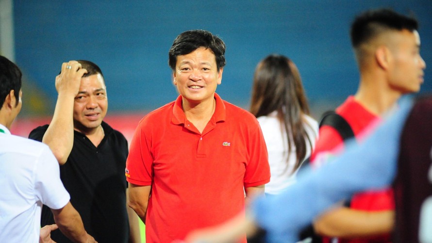 Sau khi ông Trần Mạnh Hùng nghỉ hồi tháng 4/2021, Hải Phòng đưa CĐV Văn Trần Hoàn lên làm Chủ tịch đội bóng. 