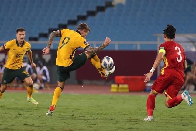 Trọng tài đúng khi không cho đội tuyển Việt Nam hưởng quả phạt 11m ở tình huống hậu vệ Úc để bóng chạm tay trong vòng cấm?