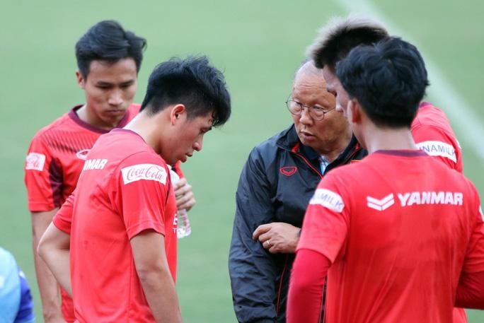Trung vệ Đình Trọng không có tên trong trận đấu của đội tuyển Việt Nam với Trung Quốc do chấn thương.
