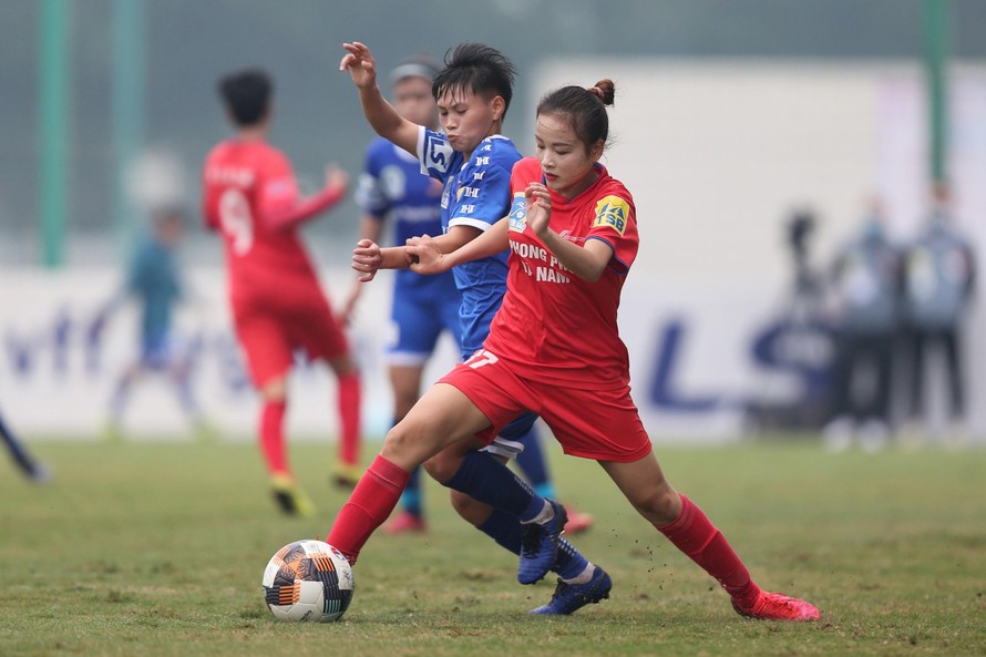 Phong Phú Hà Nam (áo đỏ) khởi đầu thất vọng ở giải bóng đá nữ VĐQG-cúp Thái Sơn Bắc khi để thua cả 2 trận. 
