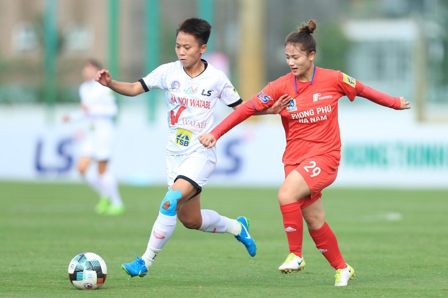 Hà Nội Watabe (áo trắng) sẽ tranh chức vô địch với Tp Hồ Chí Minh ở vòng cuối giải bóng đá nữ VĐQG-cúp Thái Sơn Bắc 2021. (ảnh Xuân Hà)