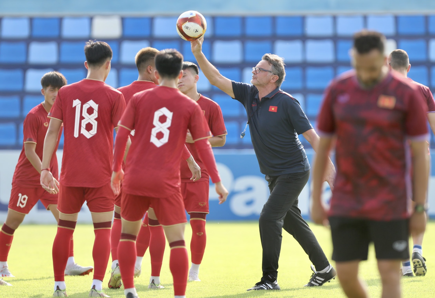 HLV Philippe Troussier và U22 Việt Nam dự báo sẽ gặp nhiều thử thách tại SEA Games 32 (ảnh Hữu Phạm)