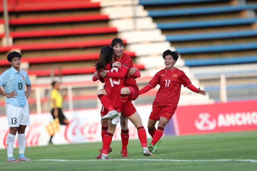 HLV Mai Đức Chung cho biết những điều chỉnh trong hiệp 2 đã phát huy hiệu quả, đem lại chiến thắng 3-1 của đội tuyển nữ Việt Nam trước Myanmar (ảnh Hữu Phạm)