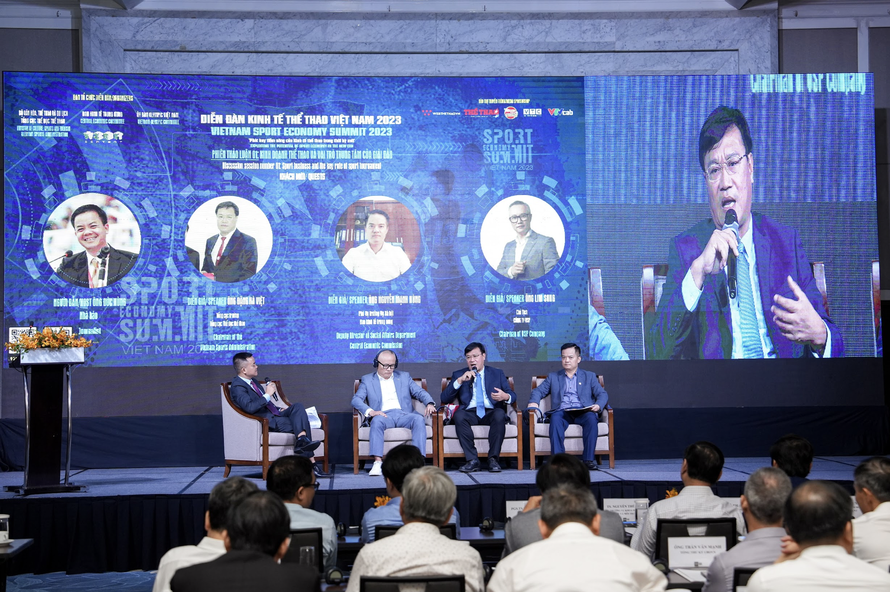 Các đại biểu thảo luận tại Diễn đàn kinh tế thể thao Việt Nam 2023 sáng 3/6. (ảnh Chi Chi)