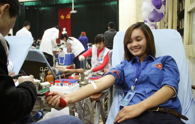 Sinh viên Vũ Thu Thủy là một trong những người đầu tiên hiến máu trong Chủ Nhật Đỏ 2014 tại Thái Nguyên. 