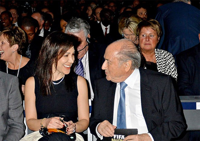 Chủ tịch Blatter thân mật với Linda Barras