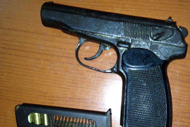 Kiểm tra đối tượng, cảnh sát phát hiện, thu giữ một súng quân dụng K59.