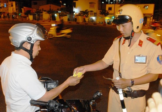 NJhững chiến sỹ cảnh sát giao thông vẫn trực trong dịp Tết để đảm bảo an toàn giao thông cho nhân dân. (Ảnh: TTXVN)