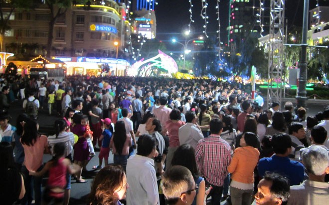 Trong những ngày này, đường hoa Nguyễn Huệ tập trung rất đông người.
