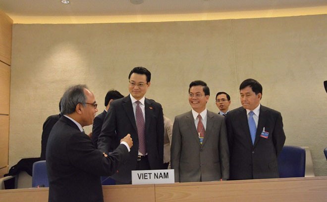 Đoàn Việt Nam gặp gỡ các đại biểu tham dự phiên họp lần thứ 18 về UPR tại Hội đồng Nhân quyền LHQ. Ảnh: Tố Uyên - TTXVN