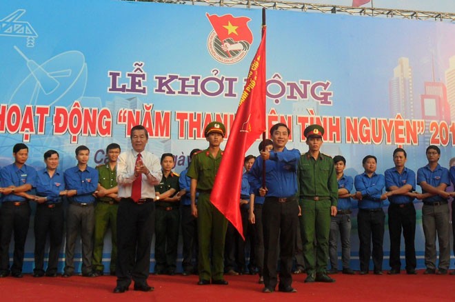Ông Nguyễn Hữu Lợi, Phó bí thư thường trực Thành ủy Cần Thơ trao cờ ra quân cho lãnh đạo Thành đoàn Cần Thơ. 