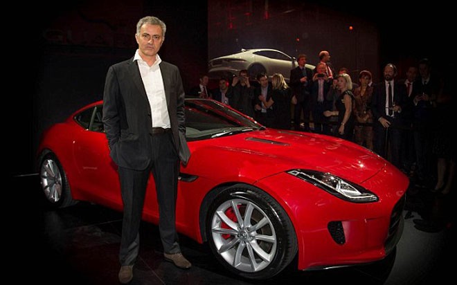 Hãng Jaguar đã tặng Mourinho một chiếc Jaguar F-TYPE Coupé vừa ra lò
