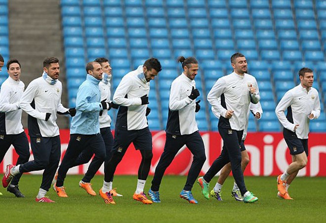 Các cầu thủ Man City chuẩn bị cho trận đấu.