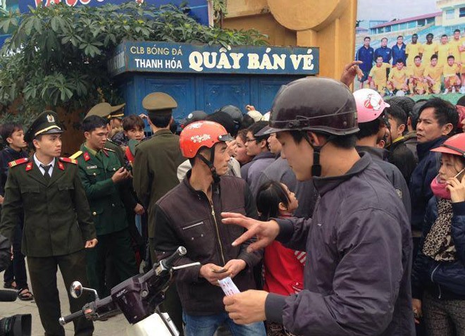 Khung cảnh đoàn người xếp hàng dài chờ mua vé xem trận Thanh Hóa-Hà Nội T&T vào sáng nay.