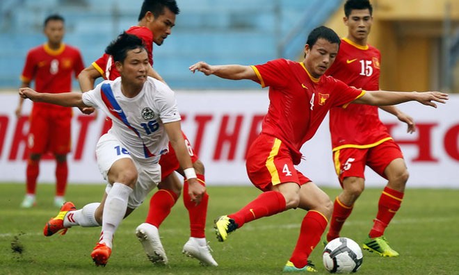 Tuyển Việt Nam (áo đỏ) trong trận đấu với Sinh viên Hàn Quốc chiều nay. Ảnh: Thanh Niên