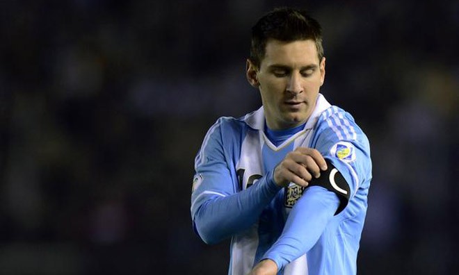 Messi đã có thâm niên 2 năm đeo băng thủ quân Argentina 