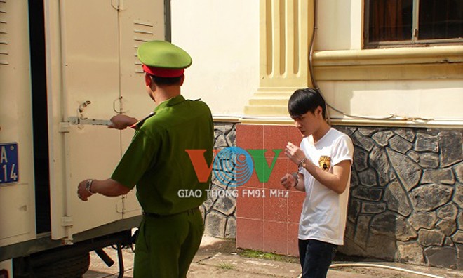 Đối tượng Nguyễn Ngọc Phú Quí được dẫn giải về trại giam sau phiên tòa