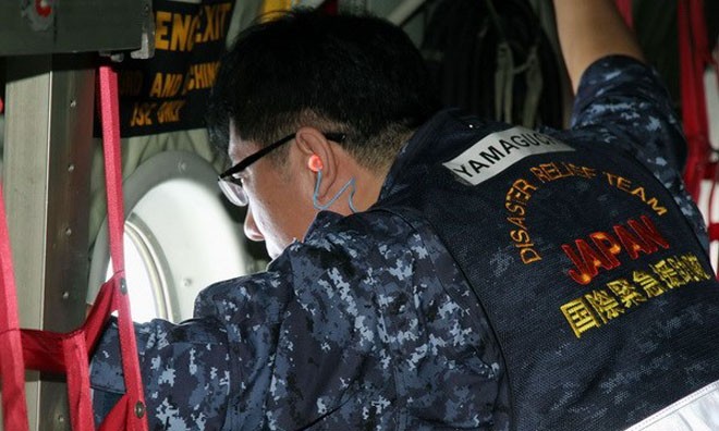 Thành viên đội cứu hộ Nhật Bản tham gia tìm kiếm máy bay mất tích. (Nguồn: Kyodo/TTXVN)