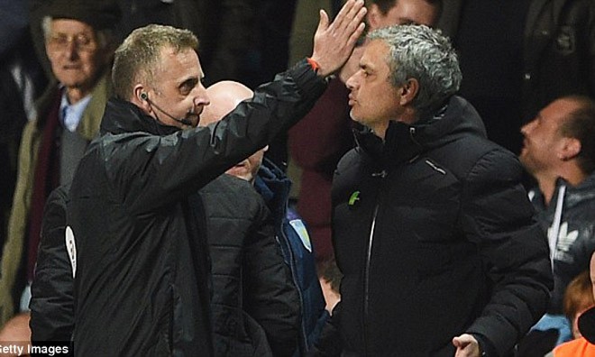  Mourinho đã bị truất quyền chỉ đạo ở những phút chót .