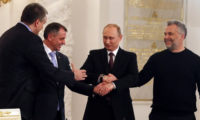 Tổng thống Nga Vladimir Putin (thứ hai, phải) sau buổi ký hiệp ước về sáp nhập Crimea vào Nga, tại Moskva ngày 18/3. Ảnh: TTXVN