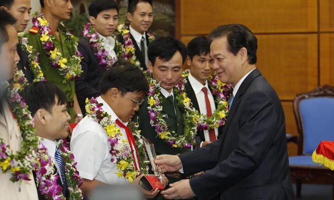 Thủ tướng Nguyễn Tấn Dũng trao giải thưởng cho các Gương mặt trẻ tiêu biểu Việt Nam. Ảnh: Như Ý.