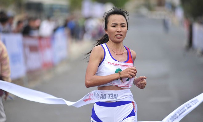 Nữ hoàng chân đất Phạm Thị Bình vô địch nội dung marathon nữ. Ảnh: Hoàng Anh