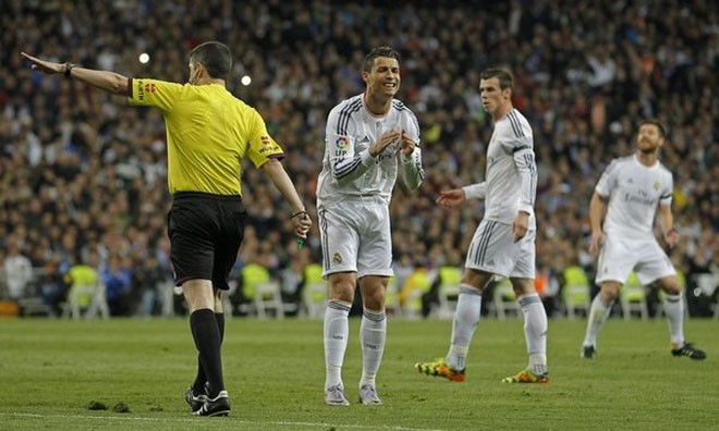 Ronaldo bất bình với các quyết định của trọng tài.