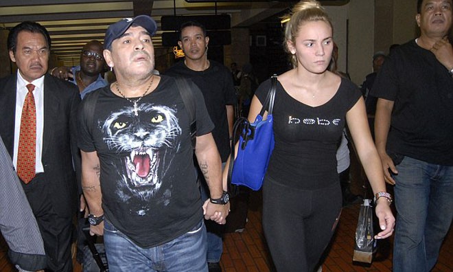 Chia tay Rocio, Diego Maradona đòi lại những món quà đã tặng 