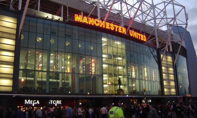 Nhà Glazer tính bán tên sân Old Trafford cho Nike.