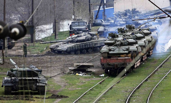 Xe tăng T-64BV chuyển lên tàu hỏa trở về Ukraine