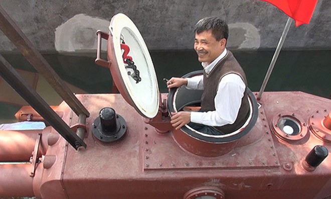 Ông Nguyễn Quốc Hòa xuống tàu ngầm Trường Sa để thử nghiệm. Ảnh: Vnexpress.
