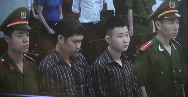 Hai bị cáo Nguyễn Mạnh Tường và Đào Quang Khánh trước vành móng ngựa. Ảnh: Bảo Thắng