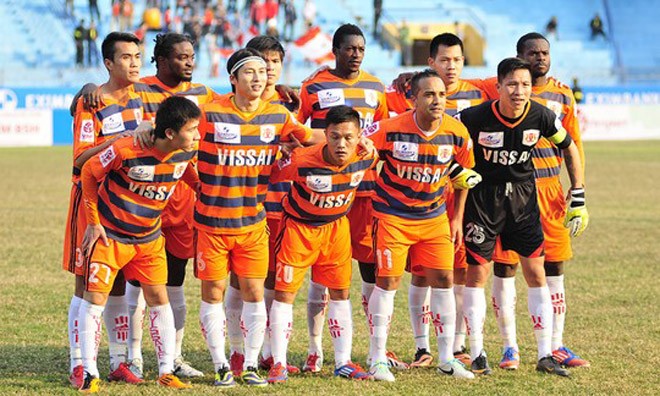 Thủ môn Mạnh Dũng (ngoài cùng, hàng trước) trong đội hình của V. Ninh Bình mùa bóng năm nay.