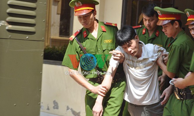 Bị cáo Hoàng Văn Hùng ngất xỉu sau khi tòa tuyên án.