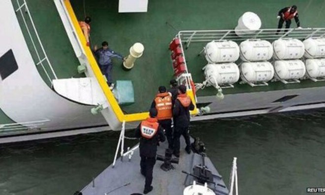 Toàn bộ thủy thủ phà Sewol thoát nạn trong khi hàng trăm hành khách bị mất tích