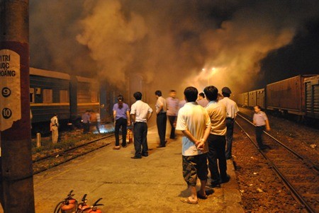 Đang dừng chờ khách, tàu hỏa bất ngờ bốc cháy ngùn ngụt