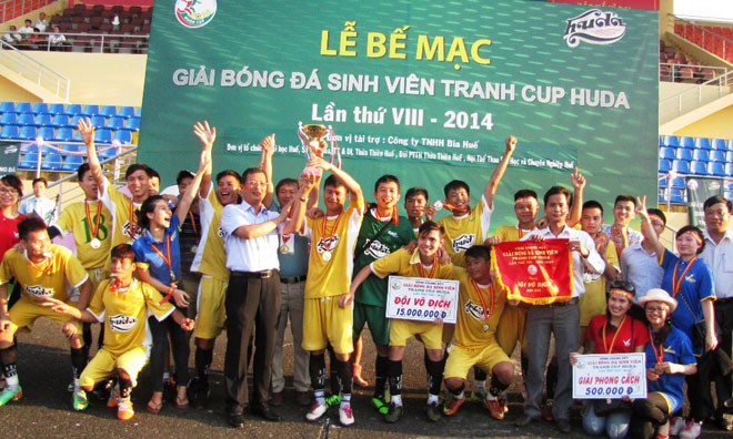 Các cầu thủ sinh viên xứ Nghệ giành cúp vô địch ngay trên sân nhà đội bóng Cố đô Huế. Ảnh: Ngọc Văn 