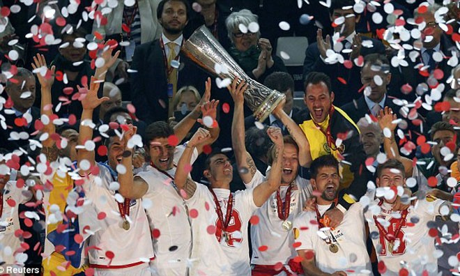Sevilla đã đăng quang sau loạt “đấu súng” may rủi. 