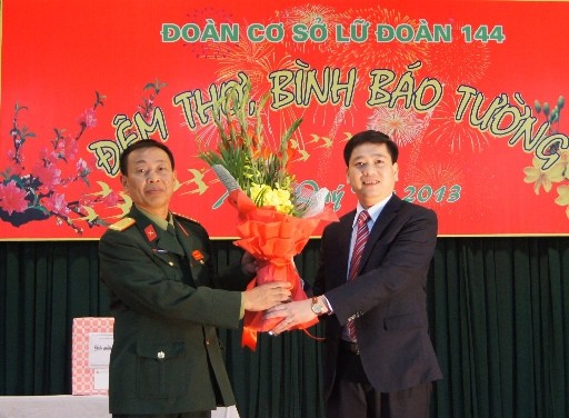 Bí thư T.Ư Đoàn Nguyễn Long Hải (bên phải) tặng quà cán bộ, chiến sĩ Lữ đoàn 144.
